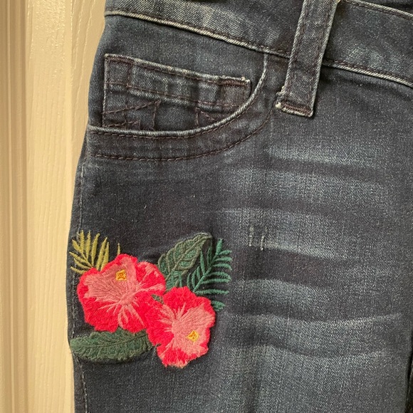 True Religion Medium Wash Paradise Falls Curvy Embroidered Size 27 Skinny Jeans - Picture 5 of 11